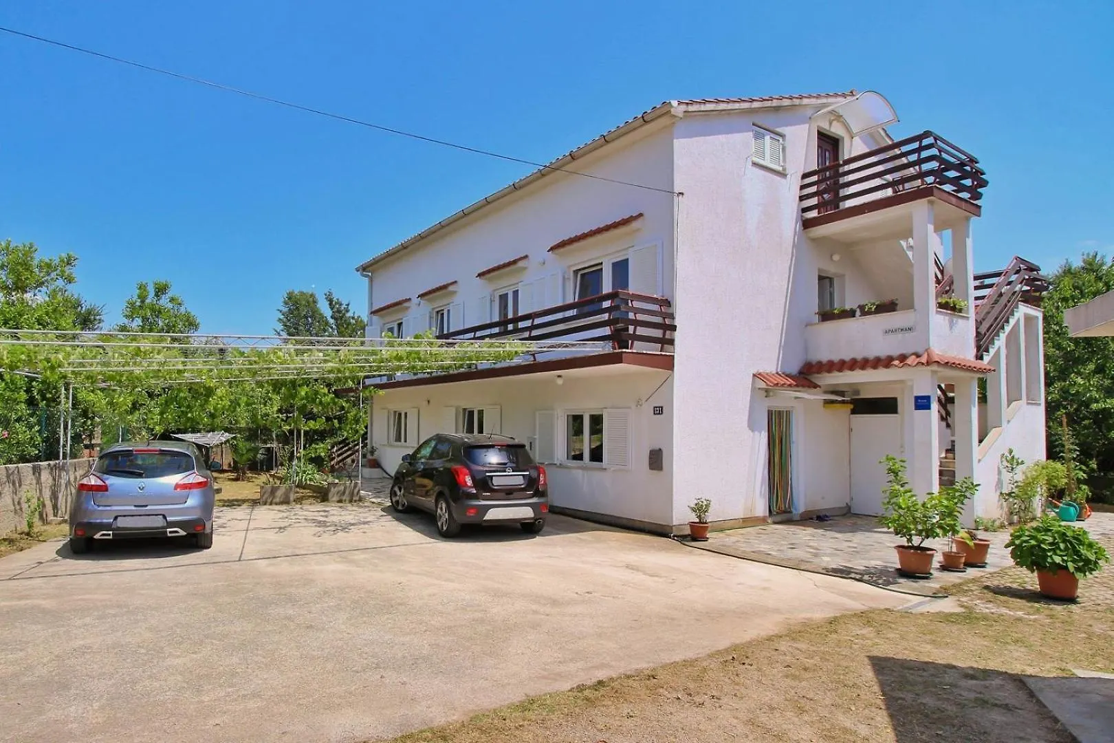 Apartments Nikolic Šilo 3*,